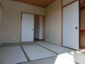 Living and room. 6 Pledge is a Japanese-style room facing south