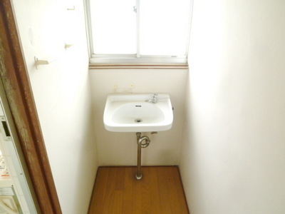 Washroom. Wash basin