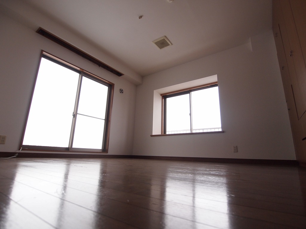 Other room space. Western-style 8 tatami rooms are rich accommodated