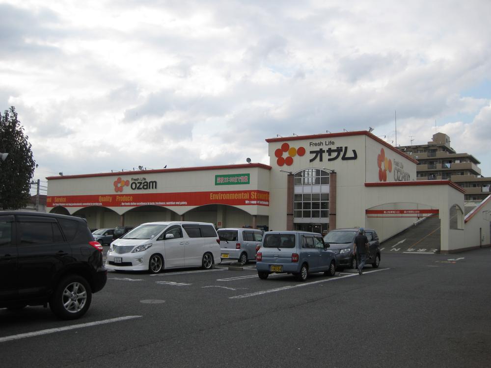 Supermarket. 900m assortment rich to super Ozamu Shinbori shop, Is in the super There is also a 100 yen uniform. Business hours (Mon. ~ Saturday) 10:00 ~ 22:00 (Sunday) 9:00 ~ 22:00. Parking facilities..