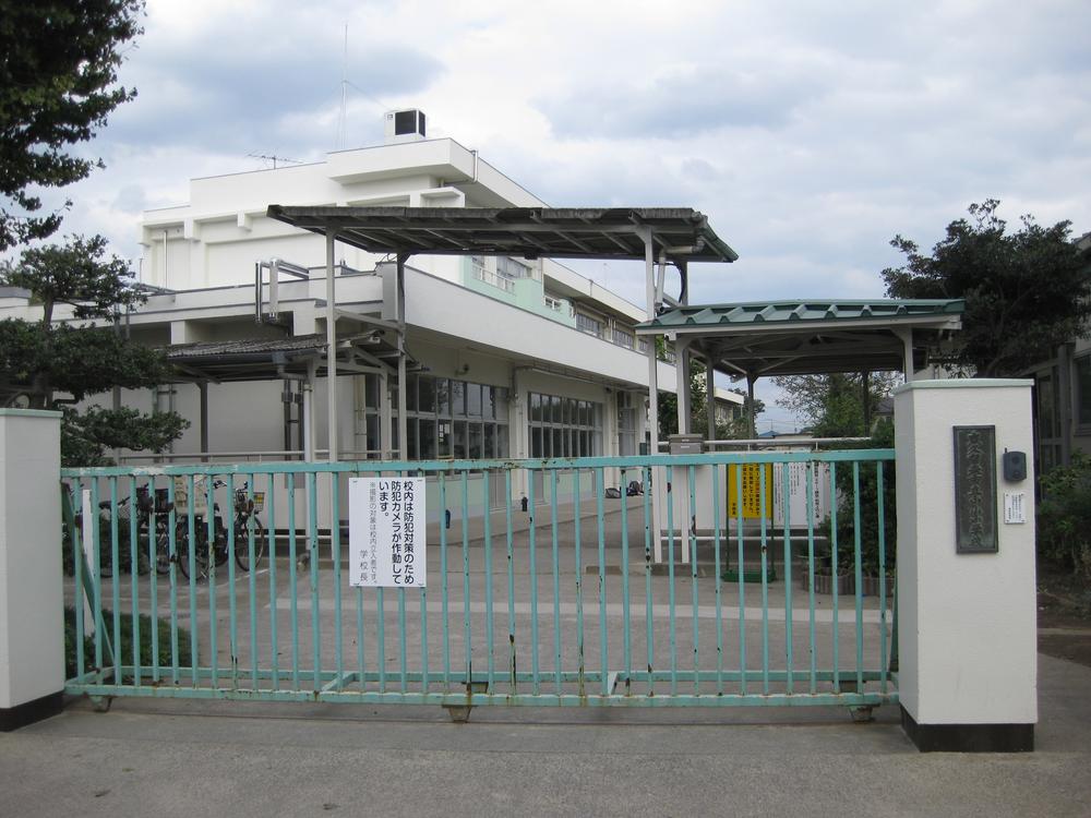 Primary school. School route that because you exit the 180m residential area to Higashi Kurume Municipal Oyama Elementary School, It is safe to go to school for children. 