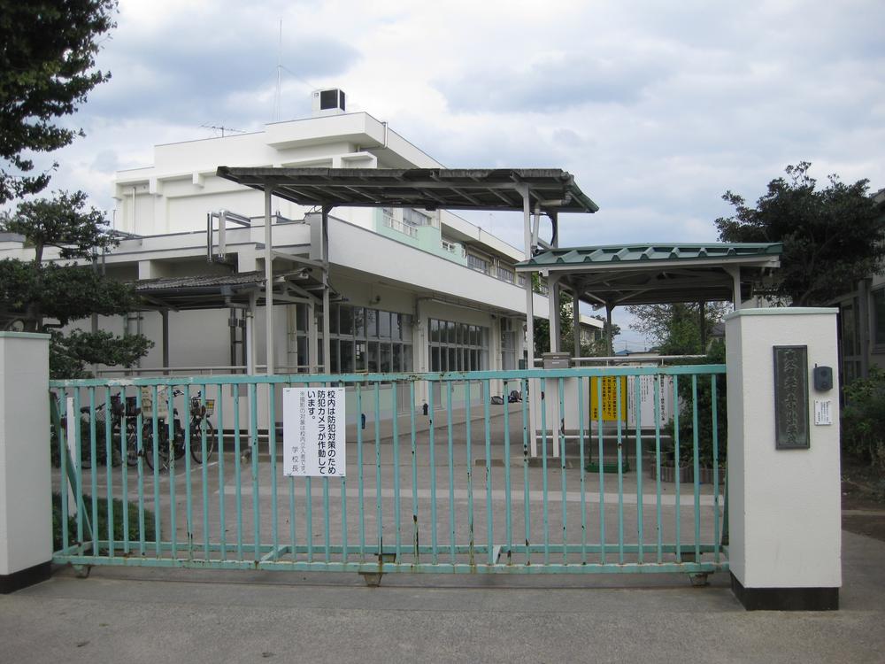 Primary school. School route that because you exit the 180m residential area to Higashi Kurume Municipal Oyama Elementary School, It is safe to go to school for children.