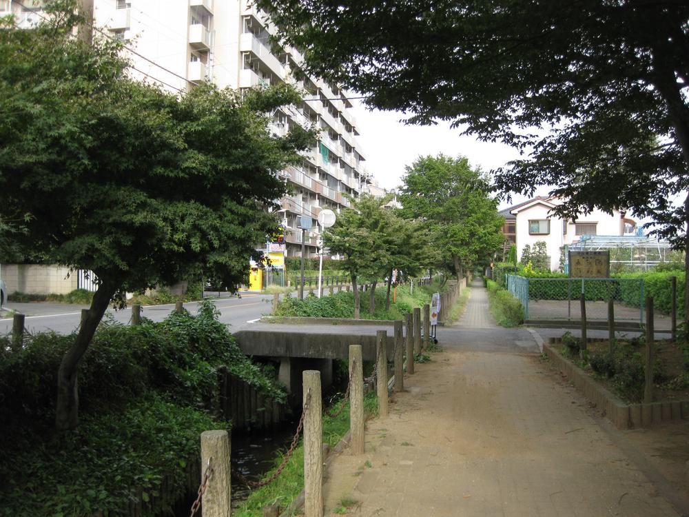 park. Nobidome water historical conservation area (water road) water that has been produced by the 80m Tokugawa shogunate until, Facing the main street closest from property. Since the Tokyo Metropolitan Government environmental conservation areas that are guarded as a historical heritage, Leafy residential area.