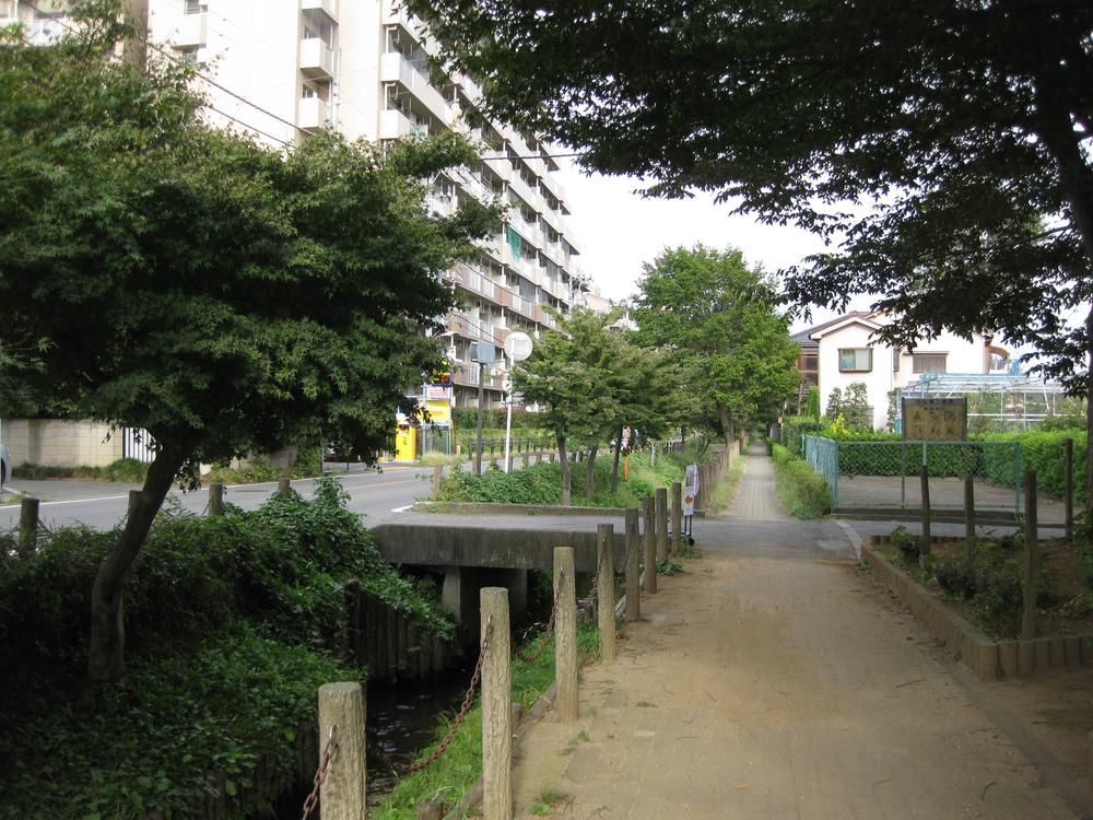 park. Nobidome water historical conservation area (water road) water that has been produced by the 80m Tokugawa shogunate until, Facing the main street closest from property. Since the Tokyo Metropolitan Government environmental conservation areas that are guarded as a historical heritage, Leafy residential area. 