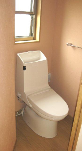 Toilet. Shine a cross of accent color, Tray space. Of course, the window is also equipped.