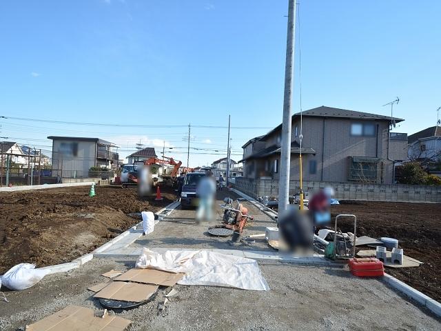 Local photos, including front road. Higashikurume Saiwaicho 4-chome site within the development road