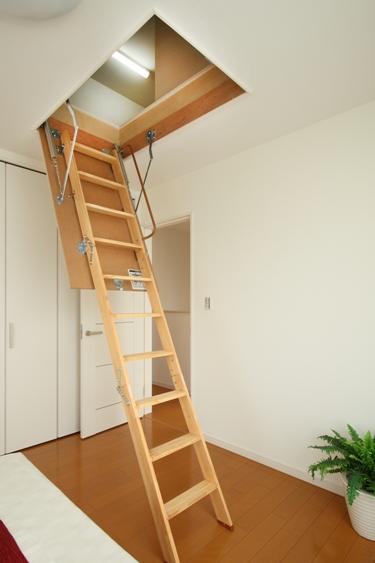 Other Equipment. Convenient plus α storage space as a storage space of seasonal goods such as skiing, Grenier or installing a loft in the whole building. 