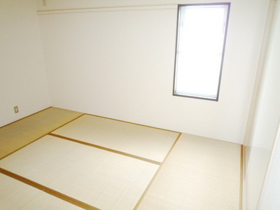 Living and room. There is Japanese-style room