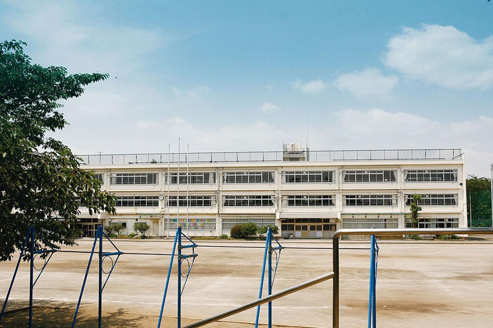 Junior high school. A 12-minute walk from the 915m field to City Kurume junior high school