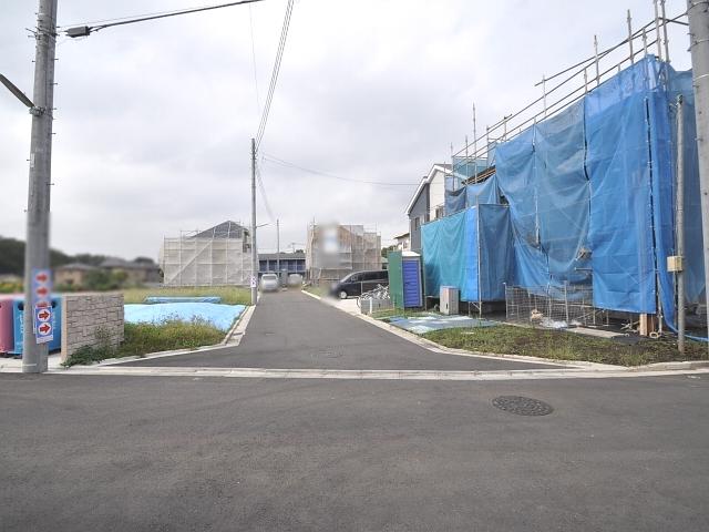Local photos, including front road. Higashikurume Minamisawa 3-chome, contact road situation