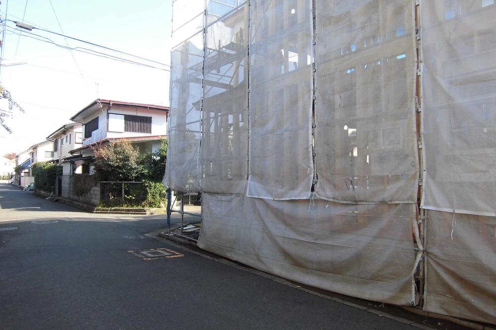 Local photos, including front road. Local (11 May 2013) Shooting Less of the car street, It is safe for small children.