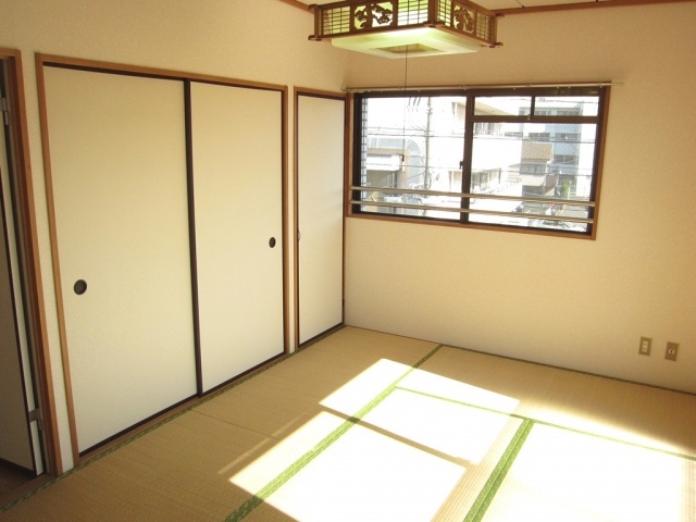 Living and room. Japanese-style room also per well sun