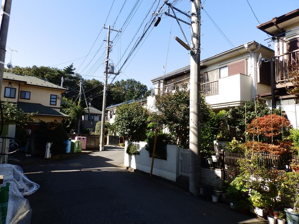 Local photos, including front road. Hikawadai 1-chome, a quiet residential area
