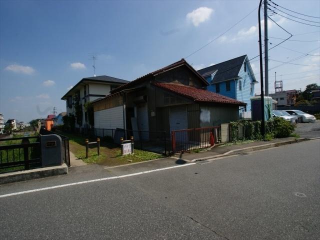 Local land photo. Friendly calm living environment in child-rearing