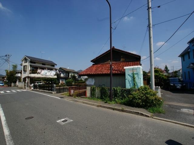 Local photos, including front road. Leafy quiet residential area