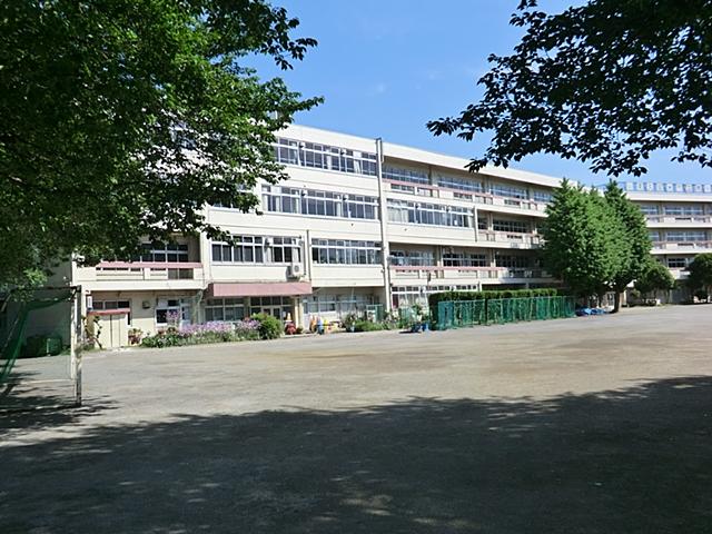 Junior high school. 750m to the south junior high school