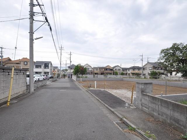 Local photos, including front road. Higashikurume Saiwaicho 2-chome, contact road situation