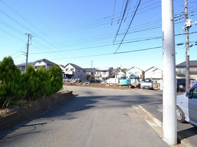 Local photos, including front road. Higashikurume Shimozato 5-chome, contact road situation 2013 / 11 / 19 shooting