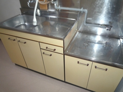 Kitchen. Two-burner gas stove can be installed