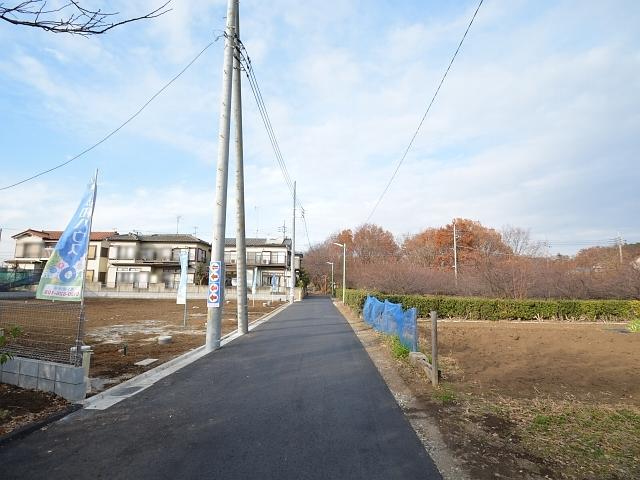 Local photos, including front road. Higashikurume Koyama 2-chome, contact road situation 2013 / 12 / 9 shooting