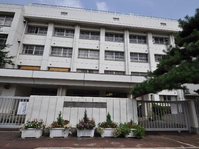 Junior high school. Higashikurume 830m to stand Central Junior High School