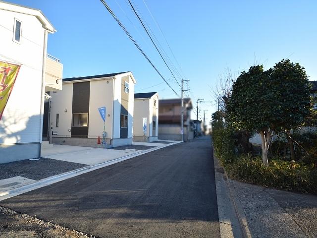 Local photos, including front road. Higashi Kurume City center-cho 6-chome, contact road situation