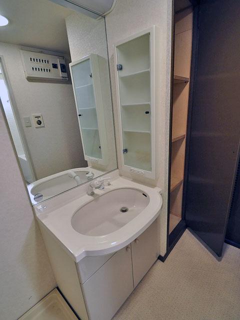 Wash basin, toilet. Day God Palais stage Higashikurume washroom
