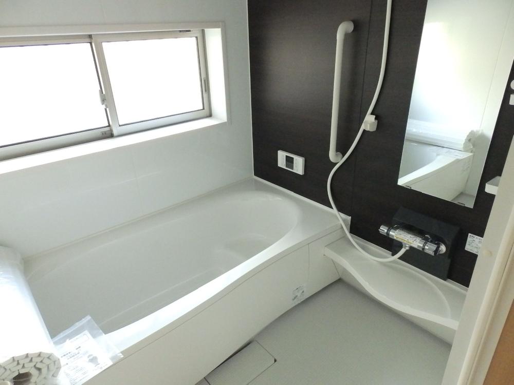 Bathroom. Indoor (11 May 2013) Shooting Bathroom of people pyeong certain types of window