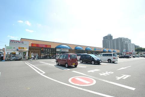 Supermarket. Until Marufuji 610m