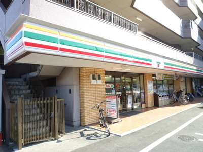 Convenience store. (Convenience store) to 559m