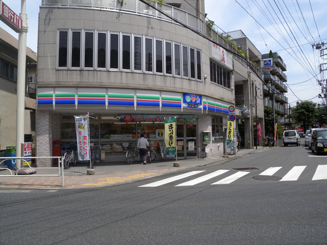 Convenience store. Three F Higashimurayama Honcho store up (convenience store) 592m