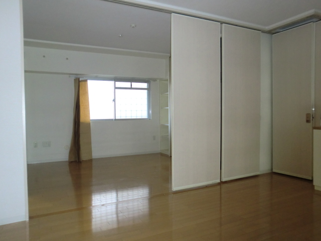 Other room space. Will be the living room of about 20 tatami if open a movable partition!