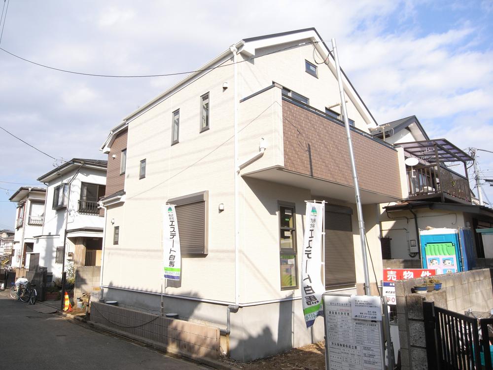 Local photos, including front road. Local (12 May 2013) Shooting