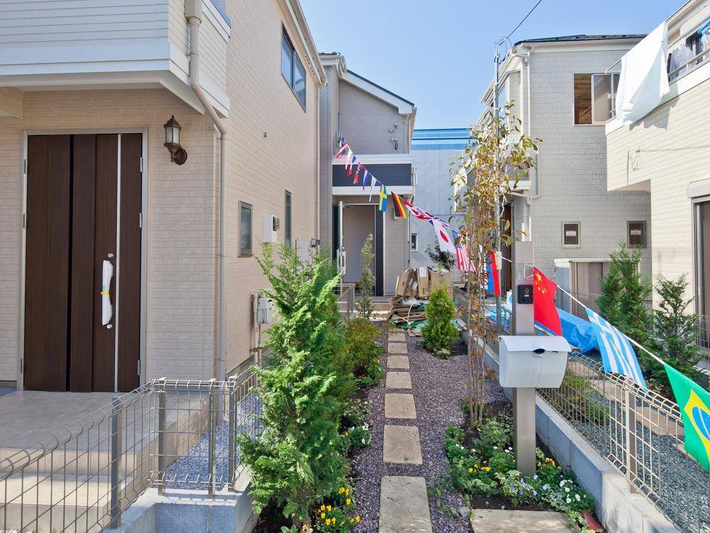 Local photos, including front road. Local (11 May 2013) Shooting