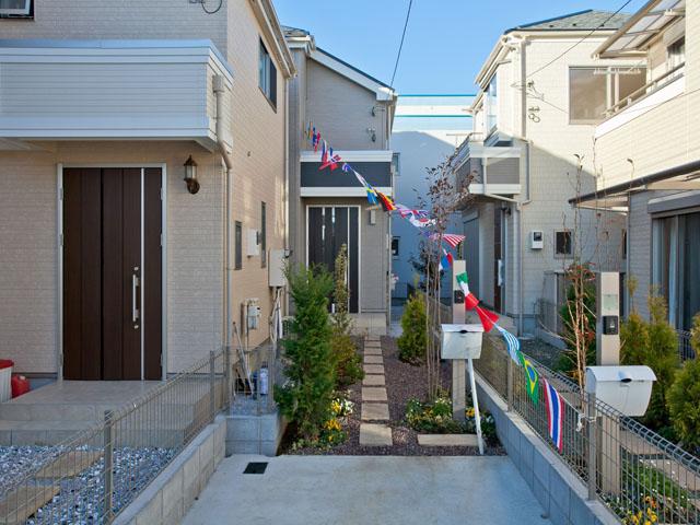 Local appearance photo. Local (12 May 2013) Shooting