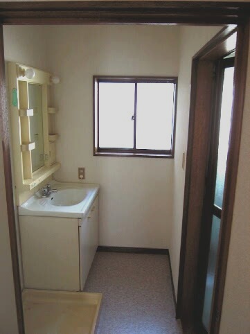 Washroom. Independent wash basin ・ Indoor Laundry Storage