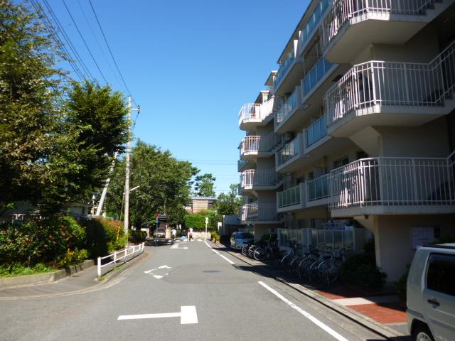 Local appearance photo. Local (September 2013) Shooting Library within walking distance ・ Community center ・ There is a Tamako bike trail is a living environment favorable area.