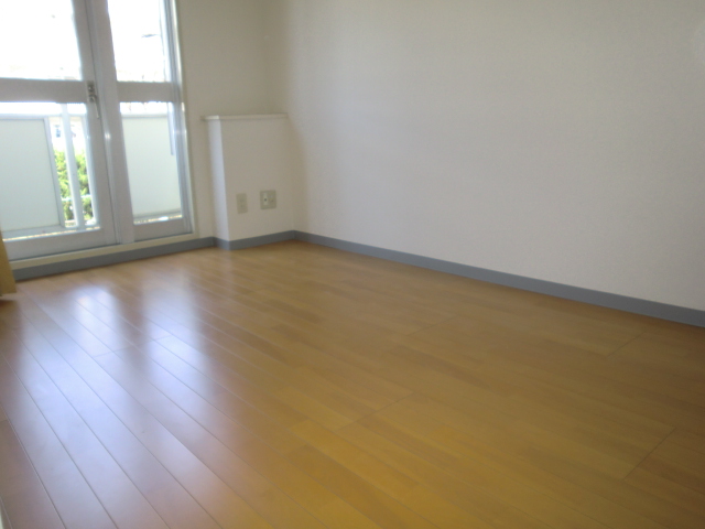 Other room space. Also answer the bright Western-style !! small balcony