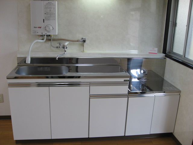 Kitchen. Gas stove is installed Allowed. It is a city gas! ! 