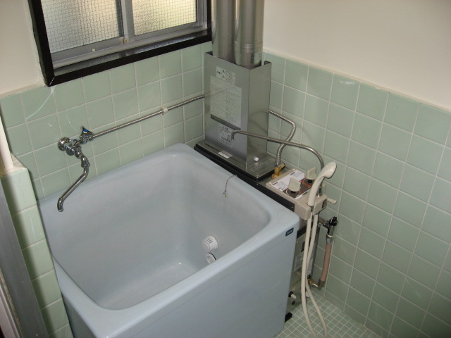 Bath. It is the bath that reheating can! ! It is with window! ! 