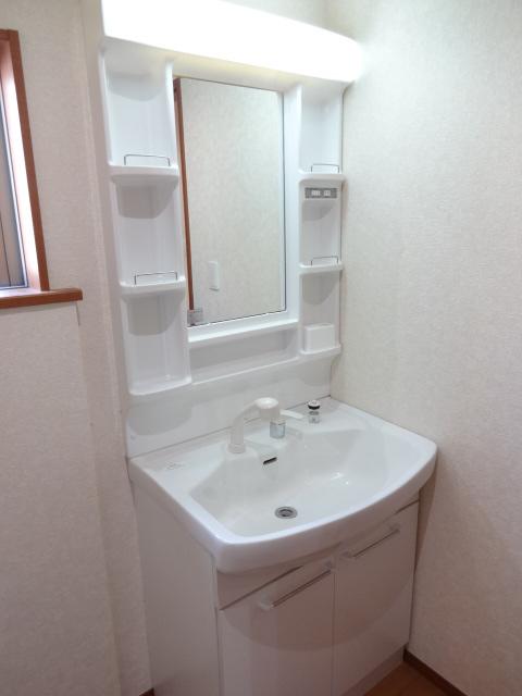 Wash basin, toilet. 1 Building