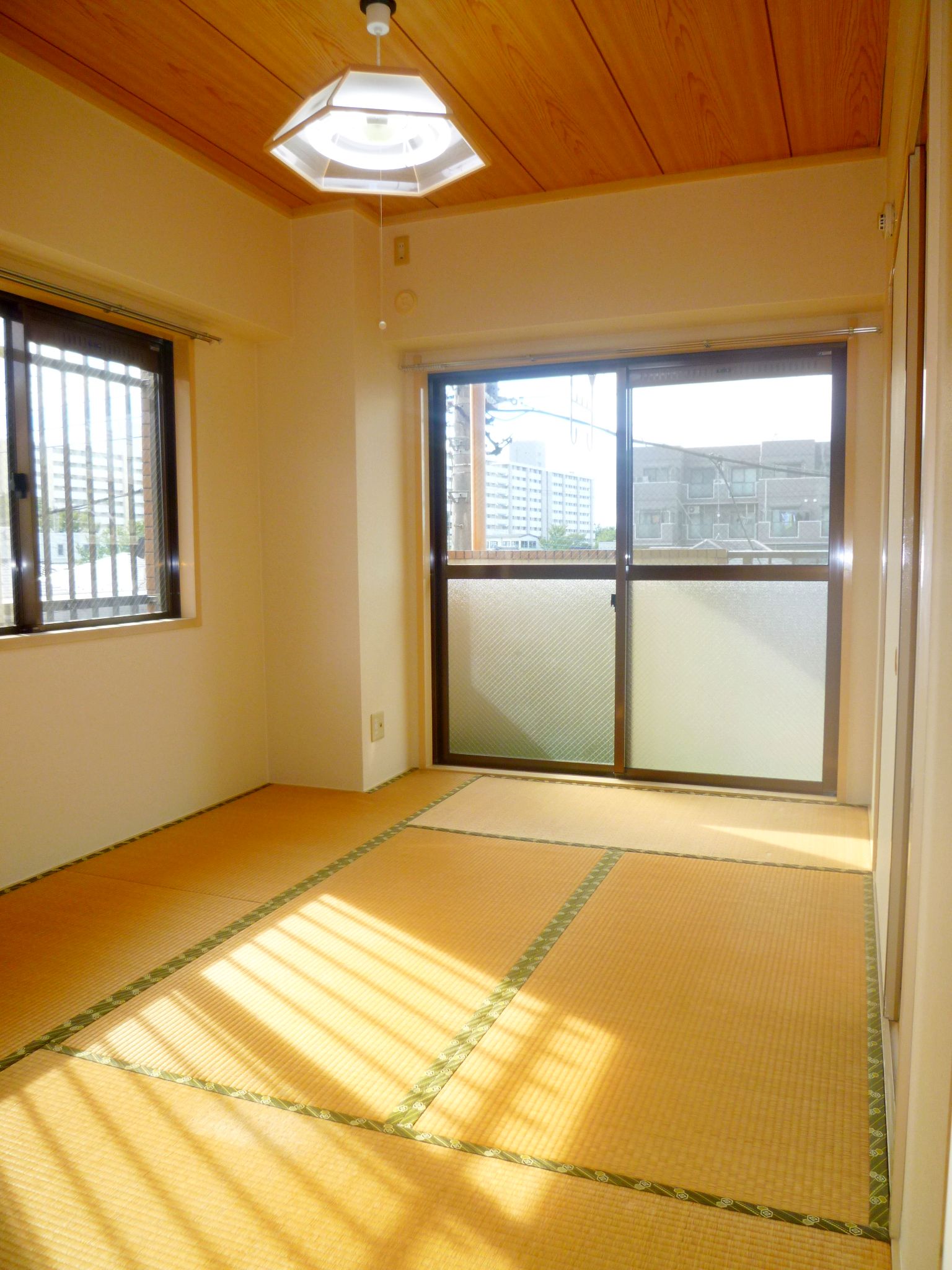 Living and room. 6 Pledge of Japanese-style room (with lighting on the south side)