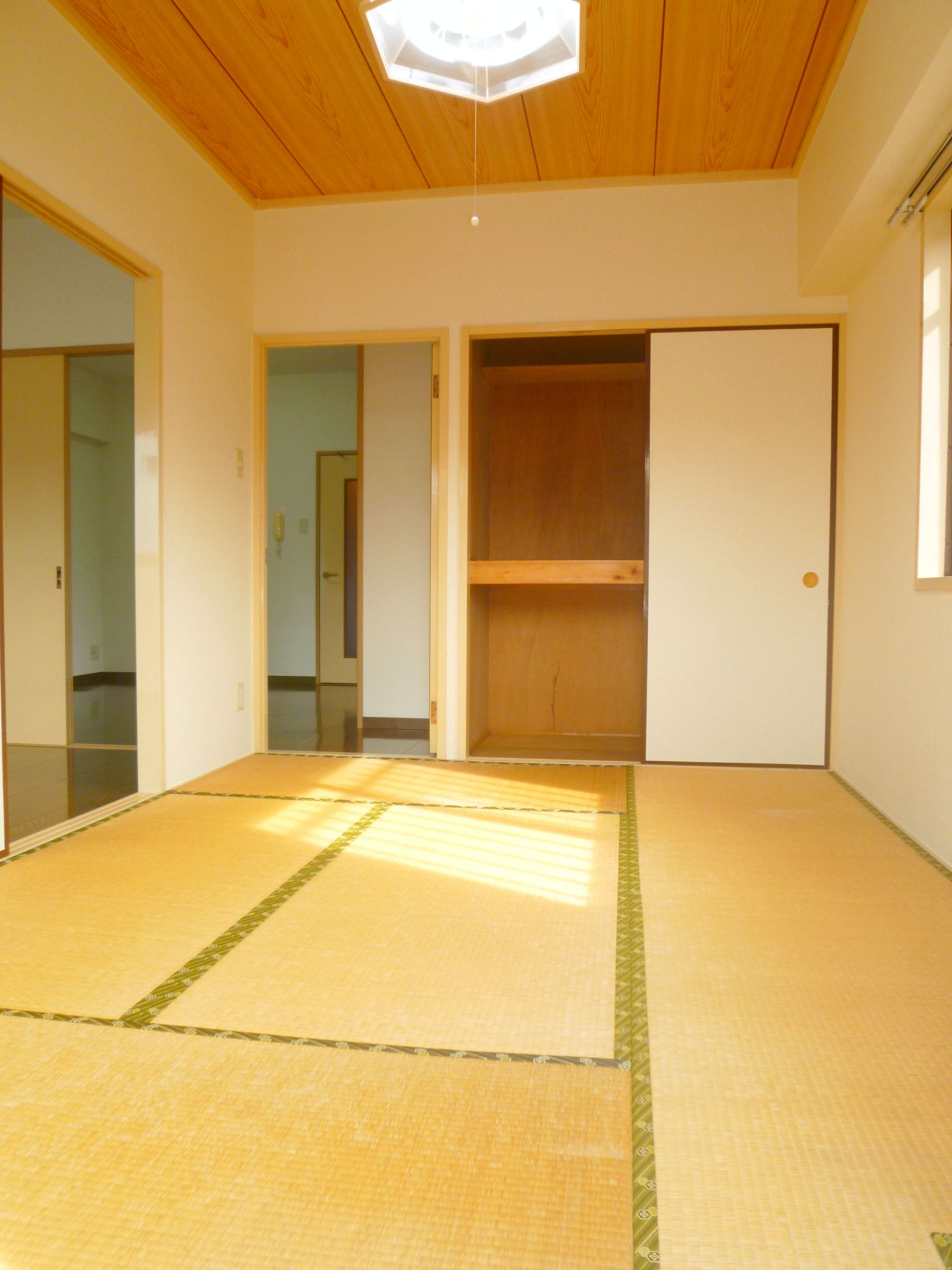 Living and room. 6 Pledge of Japanese-style room (with lighting on the south side)