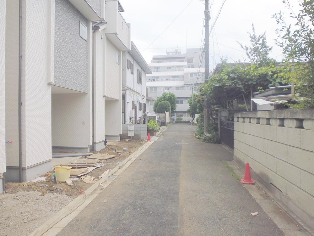 Local photos, including front road. Location