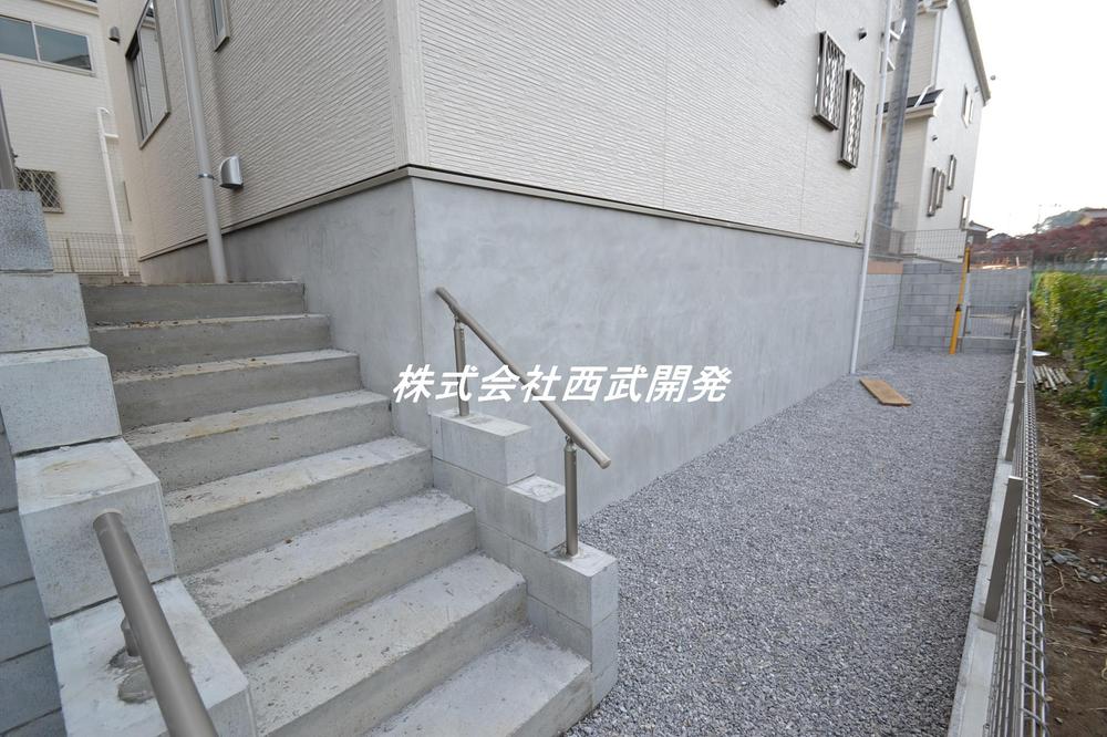 Local photos, including front road. 7 ・ 8 Building is located in a space that can be used for multi-purpose on the back side of the house