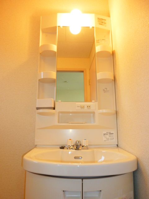 Washroom. Independent washbasin