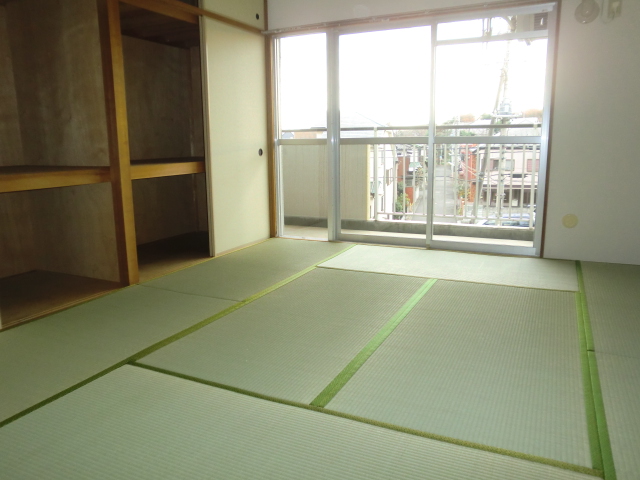 Living and room. Enhancement is also bright is a Japanese-style room storage!