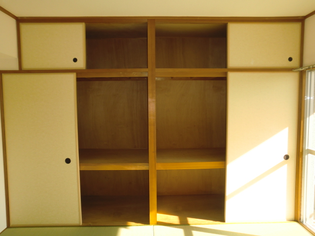 Receipt. It is a closet of the Japanese-style room. Since the very large, You can a lot of storage!