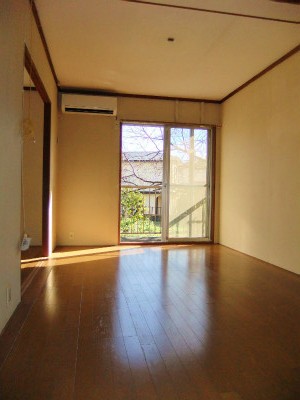 Living and room. It is a good hit yang (It is a photograph of another room)