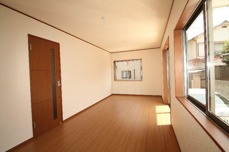 Same specifications photos (living). (Building 2) same specification